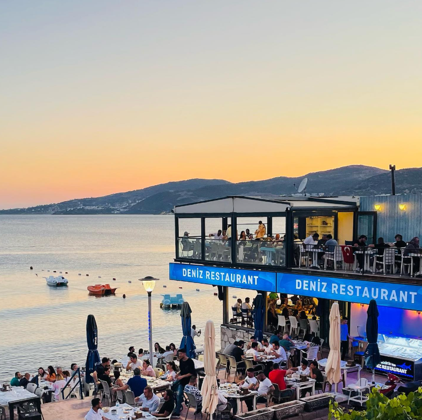 Çandarlı'da denize sıfır gün batımı manzaralı rakı balık masası