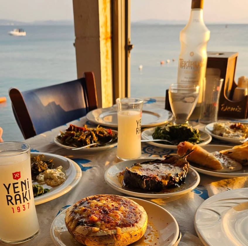 Kumda romantik masa ve şarap servisi